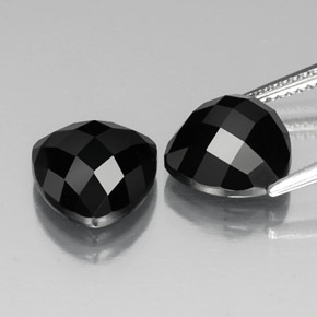 カラットの天然黒スピネル（10×9.9 mm・トリリアント）