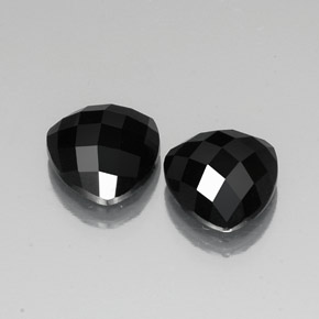 8.33カラットの天然黒スピネル（10.1×9.8 mm・トリリアント）