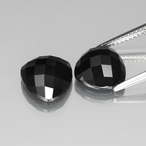 8.33カラットの天然黒スピネル（10.1×9.8 mm・トリリアント）
