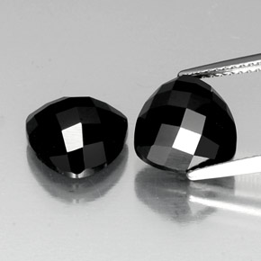 カラットの天然黒スピネル（10.1×9.8 mm・トリリアント）