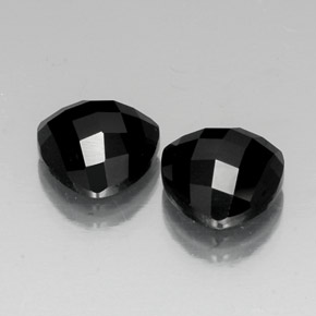 カラットの天然黒スピネル（10.1×9.8 mm・トリリアント）