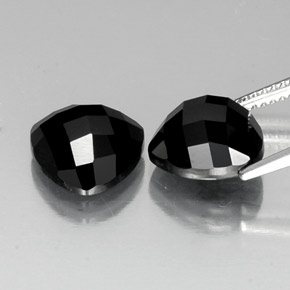 カラットの天然黒スピネル（10.1×9.8 mm・トリリアント）