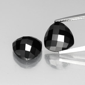 カラットの天然黒スピネル（10×9.8 mm・トリリアント）