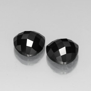 カラットの天然黒スピネル（10×9.8 mm・トリリアント）
