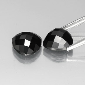 カラットの天然黒スピネル（10×9.8 mm・トリリアント）