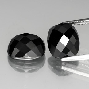 13.83カラットの天然黒スピネル（12×10.1 mm・クッションカット）