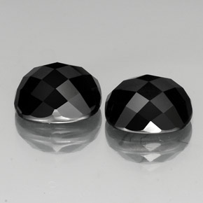13.83カラットの天然黒スピネル（12×10.1 mm・クッションカット）