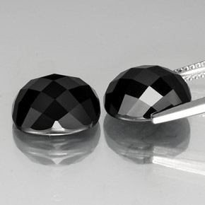 13.83カラットの天然黒スピネル（12×10.1 mm・クッションカット）
