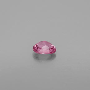 0.64カラットの天然紫がかったピンクスピネル（5.9×4.7 mm・オーバルカット）