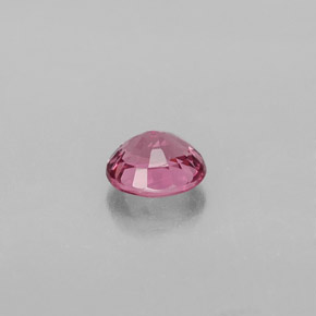 0.84カラットの天然紫がかったピンクスピネル（5.9×5.2 mm・オーバルカット）
