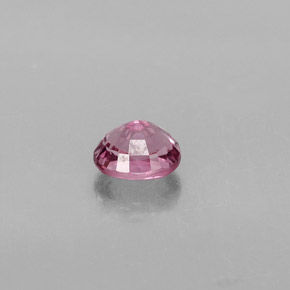 0.81カラットの天然紫がかったピンクスピネル（5.6×4.9 mm・オーバルカット）