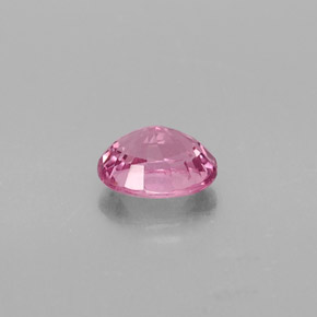 0.84カラットの天然ローズピンクスピネル（6.1×5.1 mm・オーバルカット）