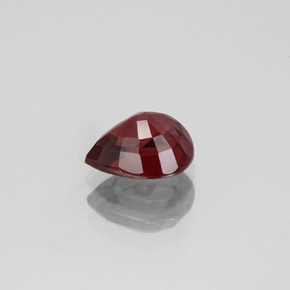 1.33カラットの天然茶色がかった赤スピネル（7.5×6.3 mm・洋梨の形）