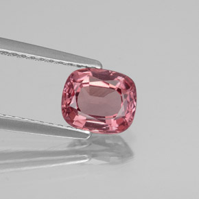 1.19カラットの天然ピンクがかった赤スピネル（6.8×5.8 mm・クッションカット）