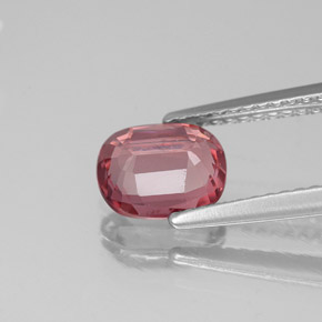 1.40カラットの天然ピンクがかった赤スピネル（7.5×6.1 mm・オーバルカット）