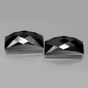 25.25カラットの天然黒スピネル（17.6×8.2 mm・バゲット）