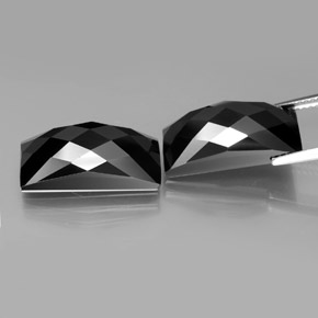 25.25カラットの天然黒スピネル（17.6×8.2 mm・バゲット）