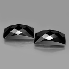 25.01カラットの天然ゴールドシーンのあるブラックスピネル（17.6×8.2 mm・バゲット）