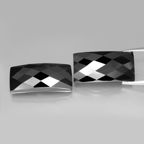 24.71カラットの天然黒スピネル（19.7×10 mm・バゲット）
