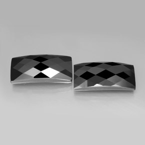 24.71カラットの天然黒スピネル（19.7×10 mm・バゲット）