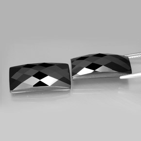 24.71カラットの天然黒スピネル（19.7×10 mm・バゲット）