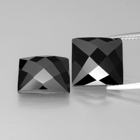 15.79カラットの天然ショールスピネル（11.8×11.7 mm・四角）