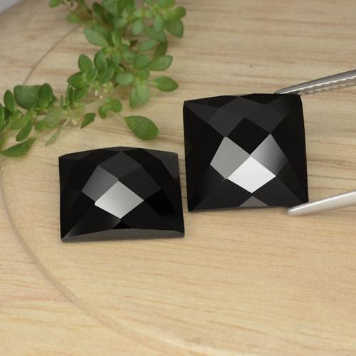 16.63カラットの天然黒スピネル（11.7×11.7 mm・四角）