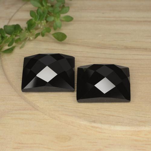 16.63カラットの天然黒スピネル（11.7×11.7 mm・四角）