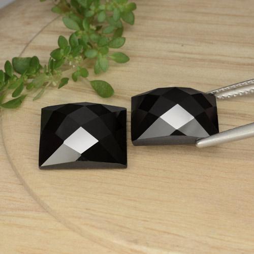16.63カラットの天然黒スピネル（11.7×11.7 mm・四角）