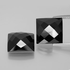 16.18カラットの天然黒スピネル（12×11.8 mm・四角）