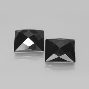 16.62カラットの天然ショールスピネル（11.9×11.6 mm・四角）