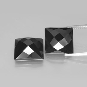 16.62カラットの天然ショールスピネル（11.9×11.6 mm・四角）