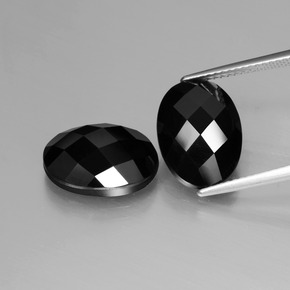 13.38カラットの天然黒スピネル（14×10.1 mm・オーバルカット）