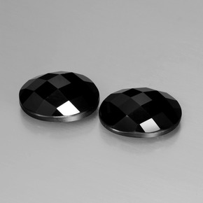 13.38カラットの天然黒スピネル（14×10.1 mm・オーバルカット）