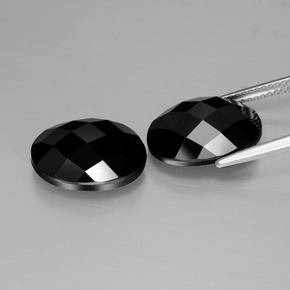 13.38カラットの天然黒スピネル（14×10.1 mm・オーバルカット）