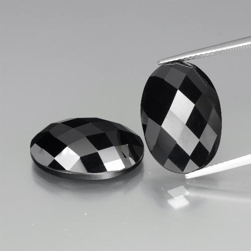 24.58カラットの天然黒スピネル（18.1×12.7 mm・オーバルカット）