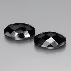 24.58カラットの天然黒スピネル（18.1×12.7 mm・オーバルカット）