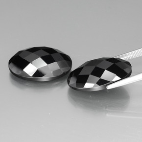 24.58カラットの天然黒スピネル（18.1×12.7 mm・オーバルカット）