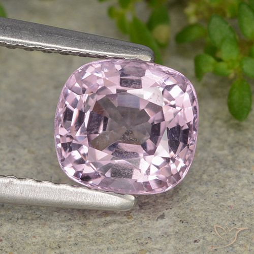 1.69カラットの天然ラベンダースピネル（6.8×6.3 mm・クッションカット）
