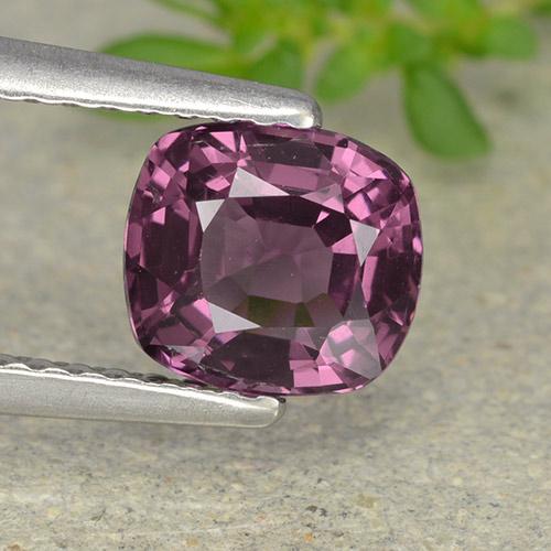 1.29カラットの天然赤みがかった紫スピネル（6.7×6.1 mm・クッションカット）