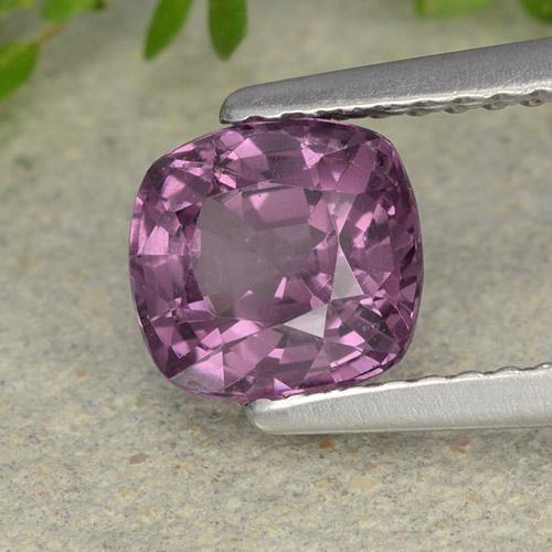 1.46カラットの天然ダークサングリアスピネル（6.6×6.2 mm・クッションカット）