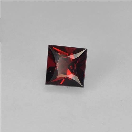 0.35カラットの天然ディープレッドスピネル（4×3.9 mm・四角）