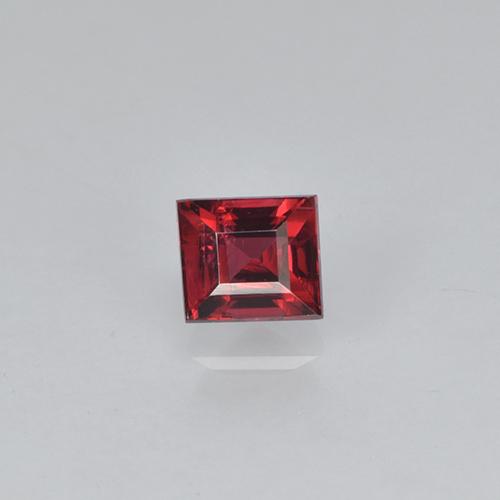 0.32カラットの天然ダークレッドスピネル（3.7×3.3 mm・バゲット）