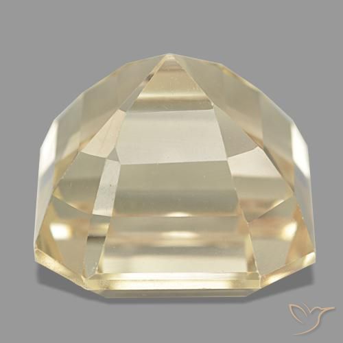 21.88カラットの天然クリームスポジュメン（14.7×14.7 mm・エメラルドカット）
