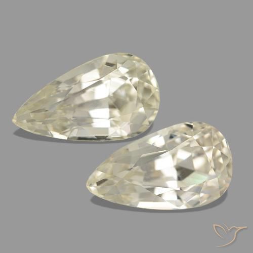 30.94カラットの天然ライトイエロースポジュメン（19.2×11.1 mm・洋梨の形）