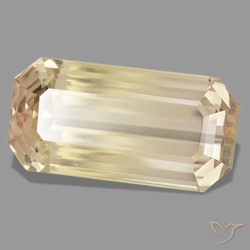 122.78カラットの天然ライトオレンジスポジュメン（37.6×18.8 mm・エメラルドカット）