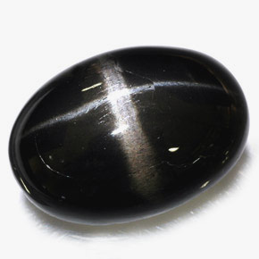 39.09カラットの天然黒スターダイオプサイド（25.1×18 mm・オーバルカット）