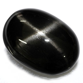 26.40カラットの天然黒スターダイオプサイド（22.1×16.1 mm・オーバルカット）