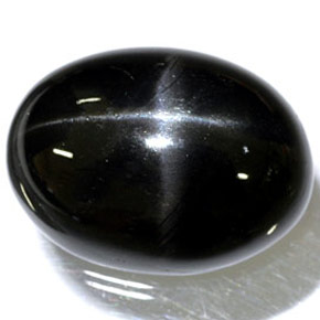 24.45カラットの天然黒スターダイオプサイド（20.1×15 mm・オーバルカット）