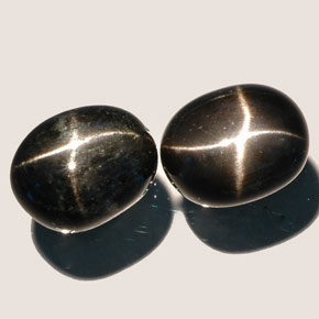 カラットの天然黒スターダイオプサイド（10.1×8 mm・オーバルカット）